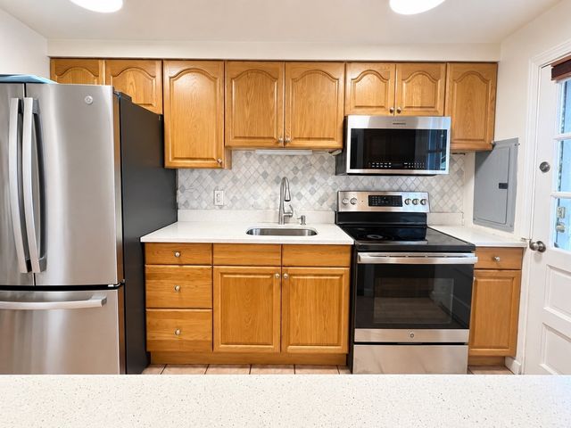 60 Lake Street J, Winchester, MA 01890