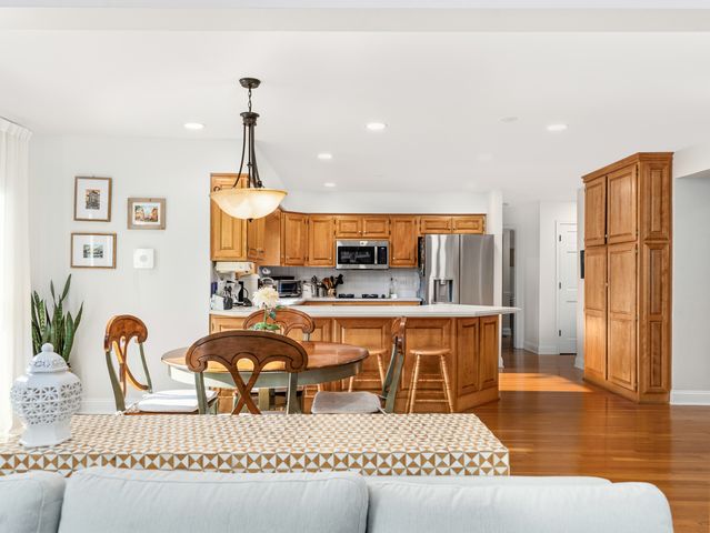 204 Rosedale Court, Bloomingdale, IL 60108