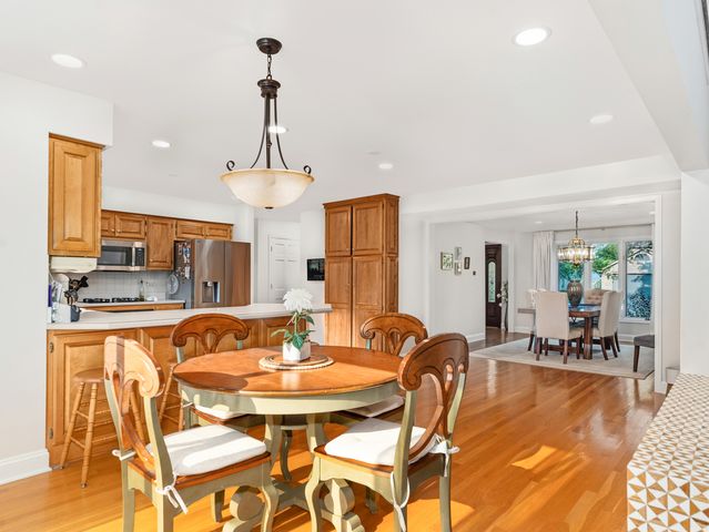204 Rosedale Court, Bloomingdale, IL 60108