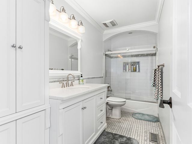 204 Rosedale Court, Bloomingdale, IL 60108