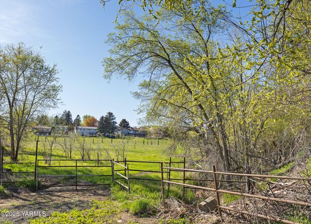 980 Selah Loop Rd, Selah, WA 98942