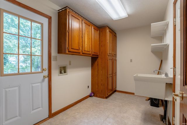 1542 Kings Bridge Road, Evansville, IN 47725