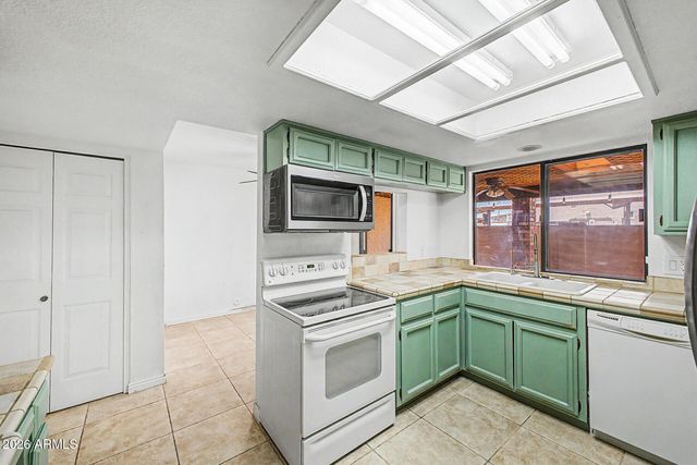 2518 E SHAW BUTTE Drive, Phoenix, AZ 85028