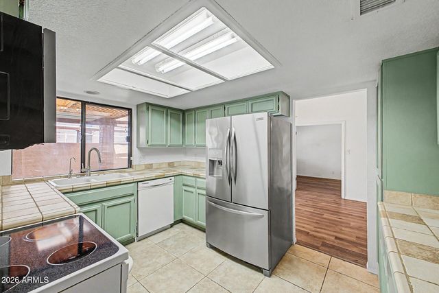 2518 E SHAW BUTTE Drive, Phoenix, AZ 85028