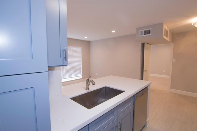 2201 Fountain View Drive 44, Houston, TX 77057