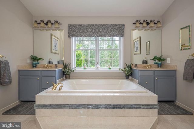 2062 SILVERWOOD DR, Newtown, PA 18940