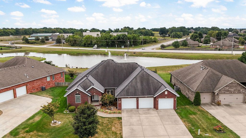 4566 East Kentbrook Drive, Springfield, MO 65802