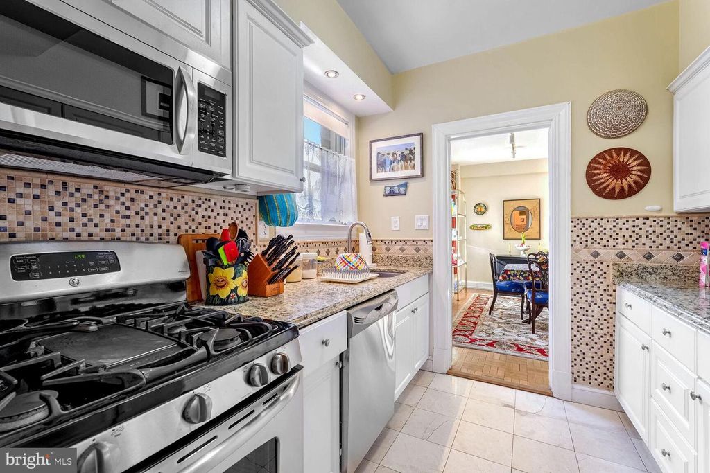 Image 7 of property listing at 4000 CATHEDRAL AVE NW #530 B, Washington, DC 20016
