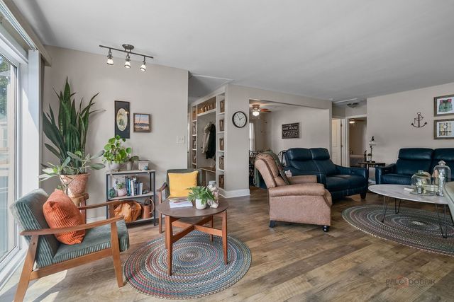 903 Madison Avenue, Wauconda, IL 60084