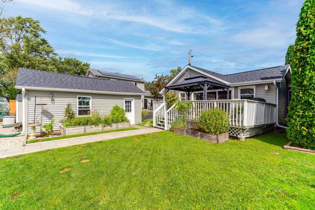 903 Madison Avenue, Wauconda, IL 60084