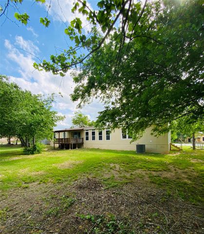 525 South Chambers ST, Giddings, TX 78942