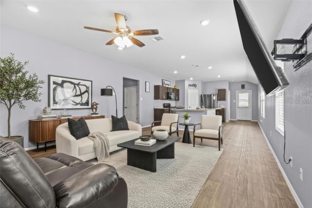 339 Euclid LN, Uhland, TX 78640