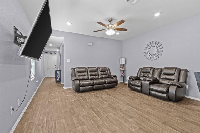 339 Euclid LN, Uhland, TX 78640