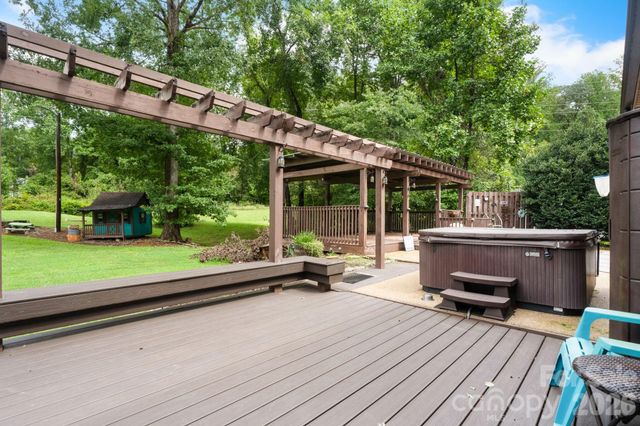 3110 Ninth Tee Drive, Newton, NC 28658