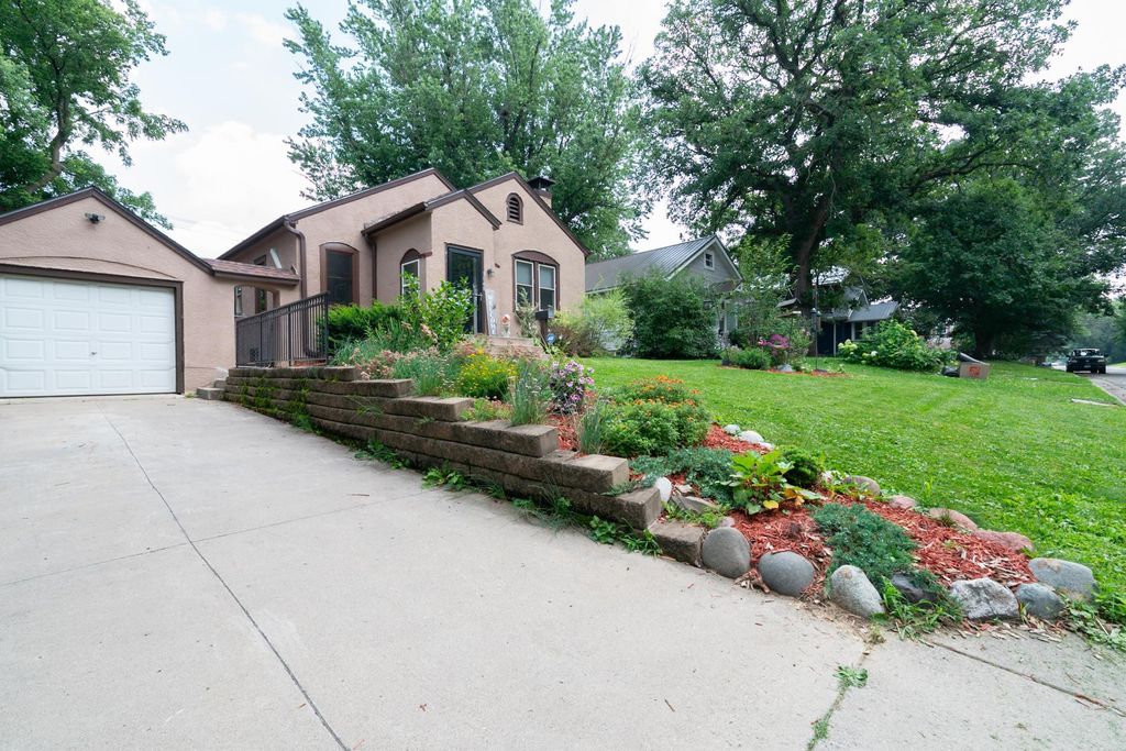 1848 Malvern Street, Lauderdale, MN 55113