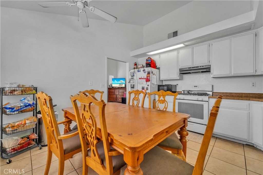 Image 6 of property listing at 44920 Calston Avenue, Lancaster, CA 93535