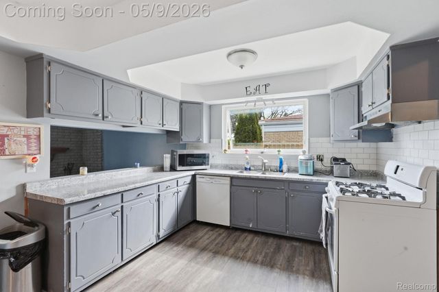 13657 Jenny Drive, Warren, MI 48088
