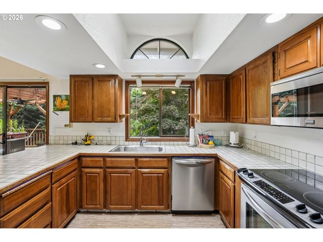 13620 Sw FERN St, Portland, OR 97223