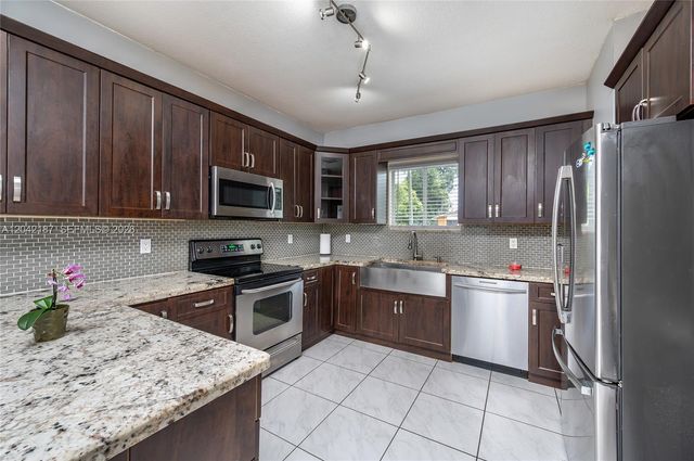 2750 NW 170th St, Miami Gardens, FL 33056