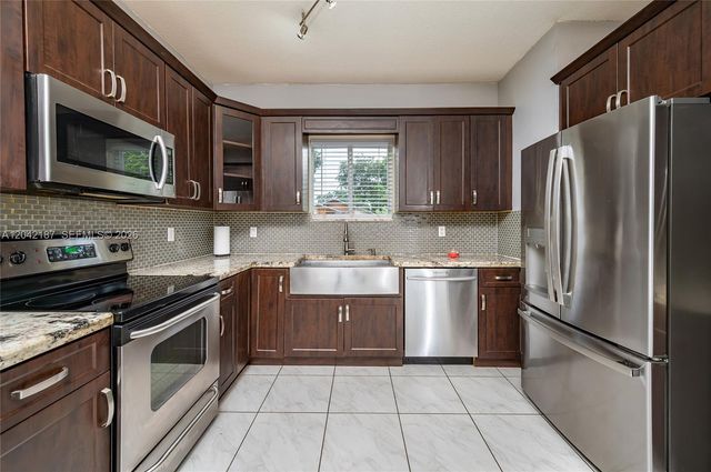 2750 NW 170th St, Miami Gardens, FL 33056