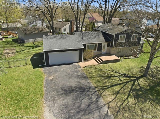 470 Crystalia Street, Commerce Twp, MI 48382