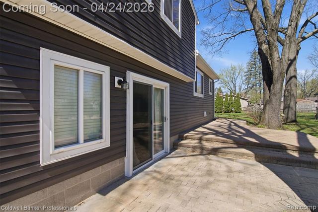 470 Crystalia Street, Commerce Twp, MI 48382