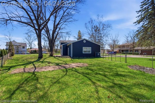 470 Crystalia Street, Commerce Twp, MI 48382