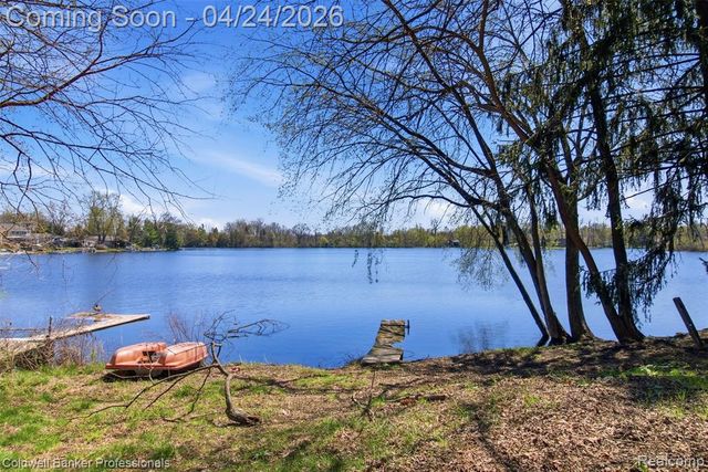 470 Crystalia Street, Commerce Twp, MI 48382