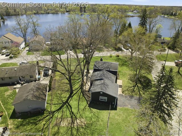 470 Crystalia Street, Commerce Twp, MI 48382