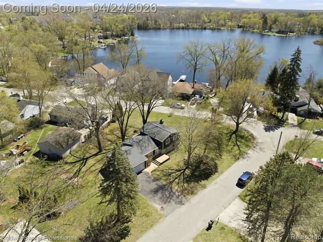 470 Crystalia Street, Commerce Twp, MI 48382