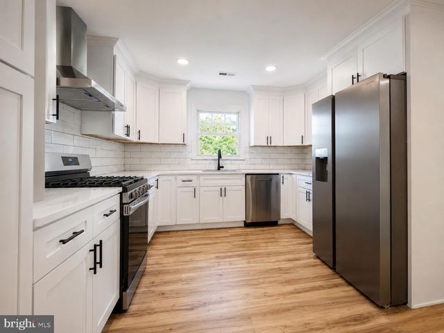 3 FERN CIR, West Berlin, NJ 08091