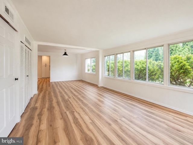 3 FERN CIR, West Berlin, NJ 08091