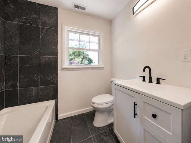 3 FERN CIR, West Berlin, NJ 08091