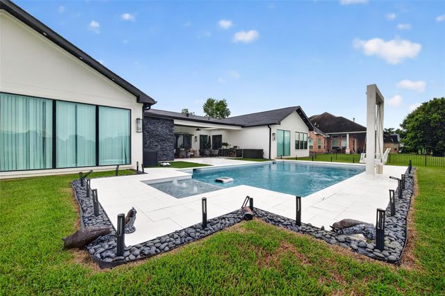 3227 River Bend Dr, Rosenberg, TX 77471