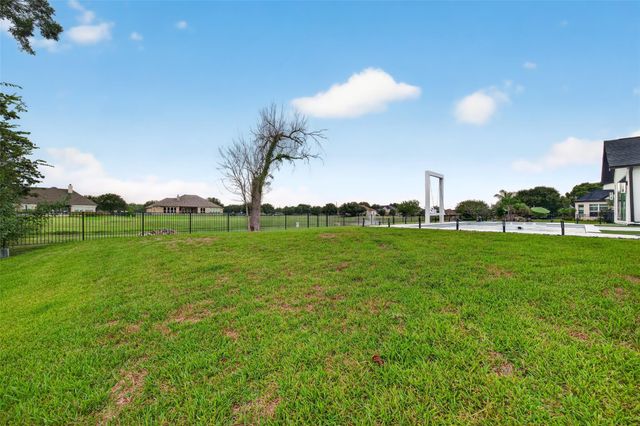 3227 River Bend Dr, Rosenberg, TX 77471