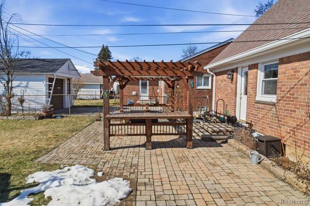 22050 Mauer Street, St. Clair Shores, MI 48080