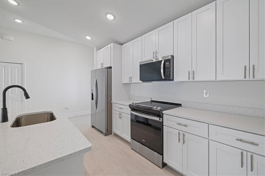 Image 7 of property listing at 505 SW 25th LN, Cape Coral, FL 33914