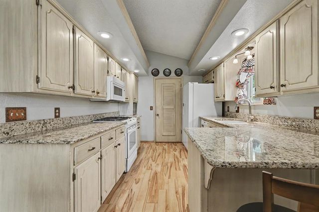 1611 N Orchard Terrace, Mustang, OK 73064