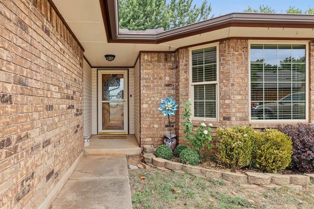 1611 N Orchard Terrace, Mustang, OK 73064