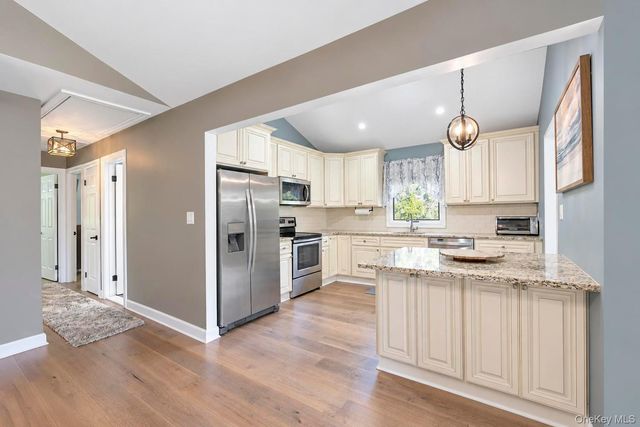 175 Stuyvesant Road, Oakdale, NY 11769