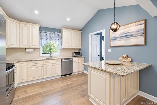 175 Stuyvesant Road, Oakdale, NY 11769