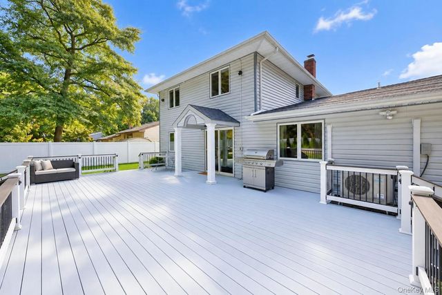 175 Stuyvesant Road, Oakdale, NY 11769