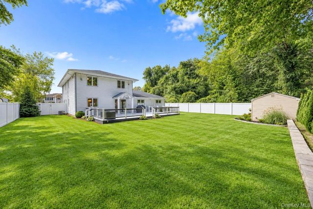 175 Stuyvesant Road, Oakdale, NY 11769