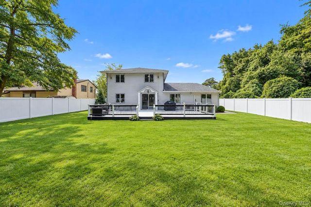 175 Stuyvesant Road, Oakdale, NY 11769