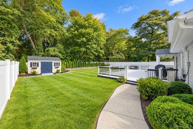 175 Stuyvesant Road, Oakdale, NY 11769