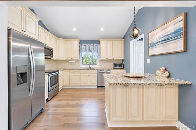 175 Stuyvesant Road, Oakdale, NY 11769