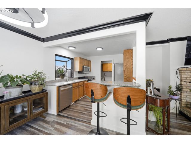 2076 ASSUMPTION St, Eugene, OR 97402