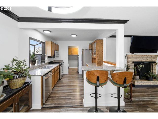 2076 ASSUMPTION St, Eugene, OR 97402