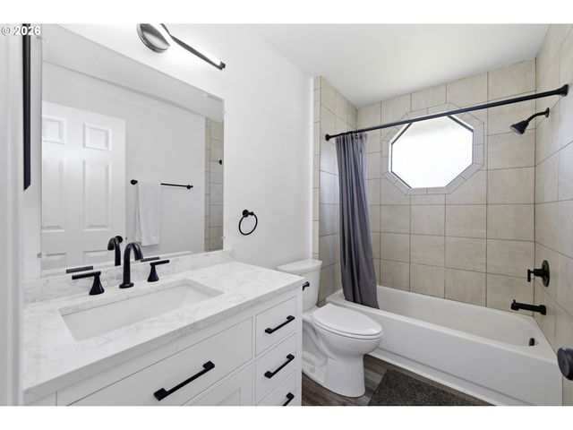 2076 ASSUMPTION St, Eugene, OR 97402