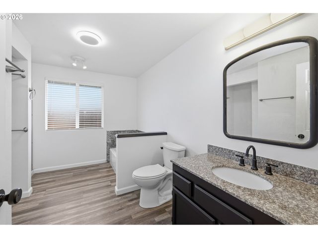 2076 ASSUMPTION St, Eugene, OR 97402